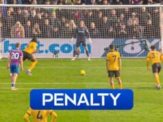 ¡Dean viene al rescate! Henderson detuvo el penalti de Arokodare para mantener el marcador.