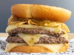 Wayback Burgers lanza menú por tiempo limitado y nuevos batidos