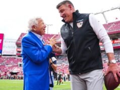 Mike Vrabel de los Patriots llama “desafortunado” al propietario del Salón de la Fama de los Patriots, Robert Kraft
