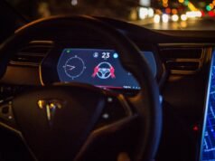 Tesla evita suspensión de 30 días en California tras eliminar Autopilot