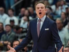 Rick Pitino asume la culpa del mal desempeño de St. Louis. John sobre la histórica derrota ante UConn: “Todo es por mi culpa”