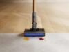 La aspiradora inalámbrica más delgada de Dyson ahora tiene una prima tipo Swiffer. Lo intenté