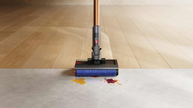 wr04-a-blkbcoblk-026-cmyk-inuse-debrisx3-woodfloortoconcrete-cleansweep-a1-mix.jpg