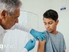 ¿Por qué no se administra la vacuna MenB a los adolescentes en el Reino Unido y debería ofrecérsela?