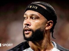 Memphis Depay: el delantero del Corinthians explica por qué usa el móvil durante el partido