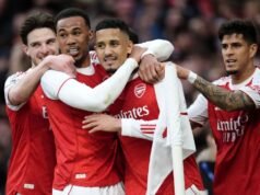 Arsenal aprovecha tiros de esquina para acercarse al título de la Premier League; El Chelsea sigue recibiendo tarjetas rojas