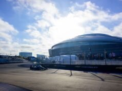 Bandera roja en la sesión de práctica de IndyCar mientras los trabajadores caminan por la pista de Texas