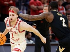 La mitad del campo de Vanderbilt se estiró, enviando a Nebraska al Sweet 16