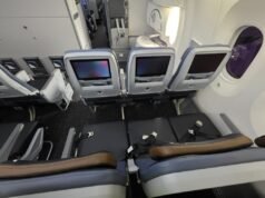 Cada vez que intentaba acostarse, el pasajero detrás de ella empujaba el asiento hacia adelante.