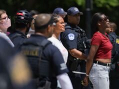 Madres corren riesgo de ser arrestadas por proteger la atención de afirmación de género para jóvenes transgénero