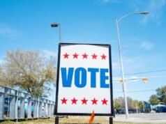 ‘Barreras muy reales’: votantes trans en Texas ansiosos por emitir su voto