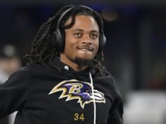 Informe: Los Chargers firman al RB Keaton Mitchell con un contrato de 2 años