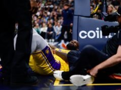 LeBron James de los Lakers se lastimó el codo en la derrota ante los Nuggets