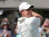 Rory McIlroy (atrás) participará en el Players Championship el miércoles