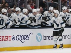 Mammoth hizo un gran esfuerzo para mantenerse concentrado contra los tambaleantes Blackhawks