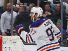Connor McDavid anotó los números 400, 401 cuando los Oilers derribaron al Mammoth