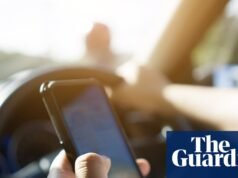 ‘Los niños dicen que hojean TikTok’: un nuevo tipo de conducción distraída va en aumento | Tecnología