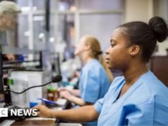Las listas de espera en los hospitales de Gales están en un mínimo histórico
