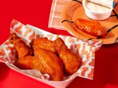 Muchos clientes de comida rápida van a la tienda.