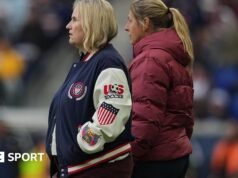 La FIFA estipula que los equipos femeninos deben tener entrenadoras en los banquillos