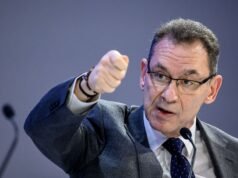 El director ejecutivo de Pfizer, Albert Bourla, recibió un aumento salarial para 2025 de hasta 27,6 millones de dólares.