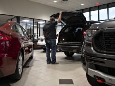 Las ventas minoristas cayeron en enero con menos compras de vehículos