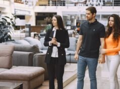 ¿Por qué es importante visitar una tienda de muebles antes de realizar una compra importante en Singapur?