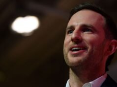 ¿Qué es ese misterioso dispositivo metálico que está utilizando el director de diseño estadounidense Joe Gebbia?