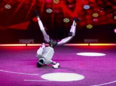 Los empleados tuvieron que inmovilizar a un robot humanoide que bailaba después de que se volviera loco en un restaurante de California.