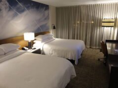 ¿Debería dar propina al servicio de limpieza del hotel? Si es así, ¿cuánto?