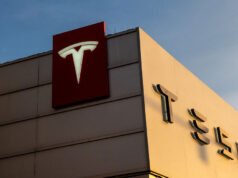 Tesla enfrenta otra salida cuando el director financiero se hace a un lado