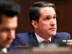 Un alto demócrata insta a sus colegas a apoyar la máquina de espionaje de Trump