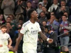 Vinicius siguió peleando con Simeone durante el derbi