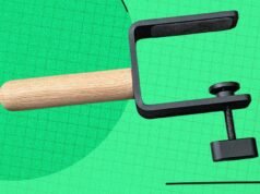 Sujeto todos los accesorios que puedo a mi escritorio para evitar el desorden, y tú también deberías hacerlo.