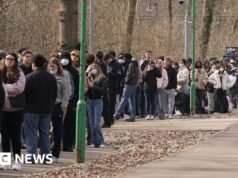 Miles de personas han sido vacunadas en un brote de meningitis en Kent mientras los expertos no están seguros del pico