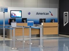 American Airlines promete que los clientes prioritarios pueden abordar en cualquier momento; un agente de puerta impuso una regla diferente