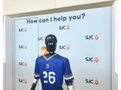 El aeropuerto de San José presenta IntBot, un robot impulsado por IA