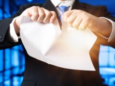 Mount Sinai deja caer el himno tras una disputa contractual