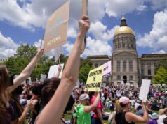 Una madre de Georgia queda en libertad bajo fianza mientras un juez cuestiona el cargo de asesinato relacionado con el aborto