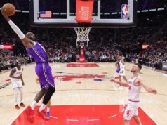 LeBron James anotó dos mates que desafiaron la edad en una actuación clásica contra los Rockets