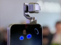 Se revela el extraño ‘teléfono robot’ que tiene un brazo ROBÓTICO con una cámara adjunta que ‘te sigue’ usando IA