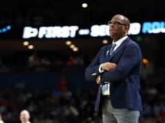 Hubert Davis renunció como entrenador de la UNC después del colapso del Torneo de la NCAA, comenzó el proceso de búsqueda de entrenador