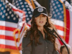 Cuando Kristi Noem sale del Departamento de Seguridad Nacional, su sombra sigue siendo “Ace Barbie”.