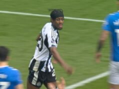 ¡Remate de cabeza de Elanga que vuela por encima del larguero!