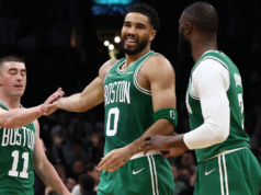 La estrella de los Celtics, Jayson Tatum, casi logra un triple-doble en un notable regreso de una lesión en el tendón de Aquiles.