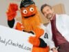 AZ recluta a Joshua Jackson y Gritty para una campaña de detección de cáncer