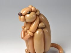 Masayoshi Matsumoto transforma meticulosamente globos en criaturas expresivas y colosales