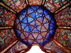 Obtenga “Ultra/Natural” dentro de la escultura de vidriera de Judith Schechter – Enorme