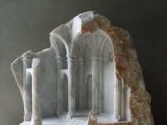 La arquitectura histórica emerge de la piedra en las etéreas esculturas de Matthew Symonds: colosal