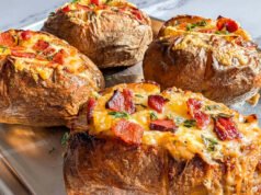 Olvídate de la crema agria: la mejor manera de aderezar una papa al horno es con este truco de queso francés